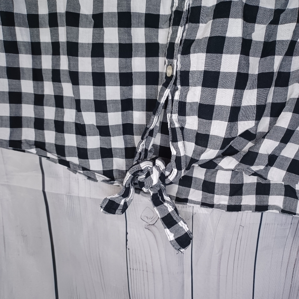 J.Crew Factory black and white plaid button-down v-neck tie front Cropped top - Picture 5 of 11